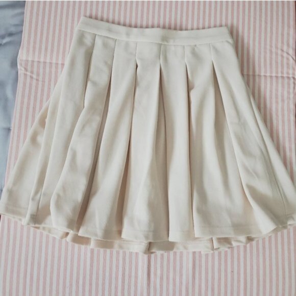 Highwaisted Pleated Skirt - Picture 8 of 14